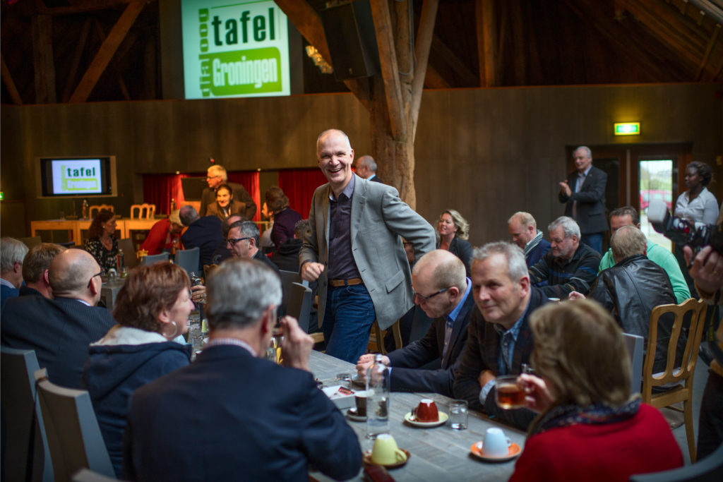 Huizinge, 15-12-2014, De Dialoogtafel hield op 15 december een informatiemiddag in Huizinge voor mensen uit de achterban van de partijen aan Tafel.
Zoals vertegenwoordigers van dorpsverenigingen, gemeenteraadsleden en Statenleden. Deelnemers en voorzitters van de Dialoogtafel gaan in op de meest actuele ontwikkelingen aan Tafel en beantwoorden vragen van mensen in de zaal.
Er is veel aandacht voor de plannen rondom leefbaarheid in Noordoost Groningen en directeur Peter Kruyt houdt een presentatie over het Centrum voor Veilig Wonen dat vanaf 5 januari het werk aan huizen met bevingsschade van de NAM overneemt.