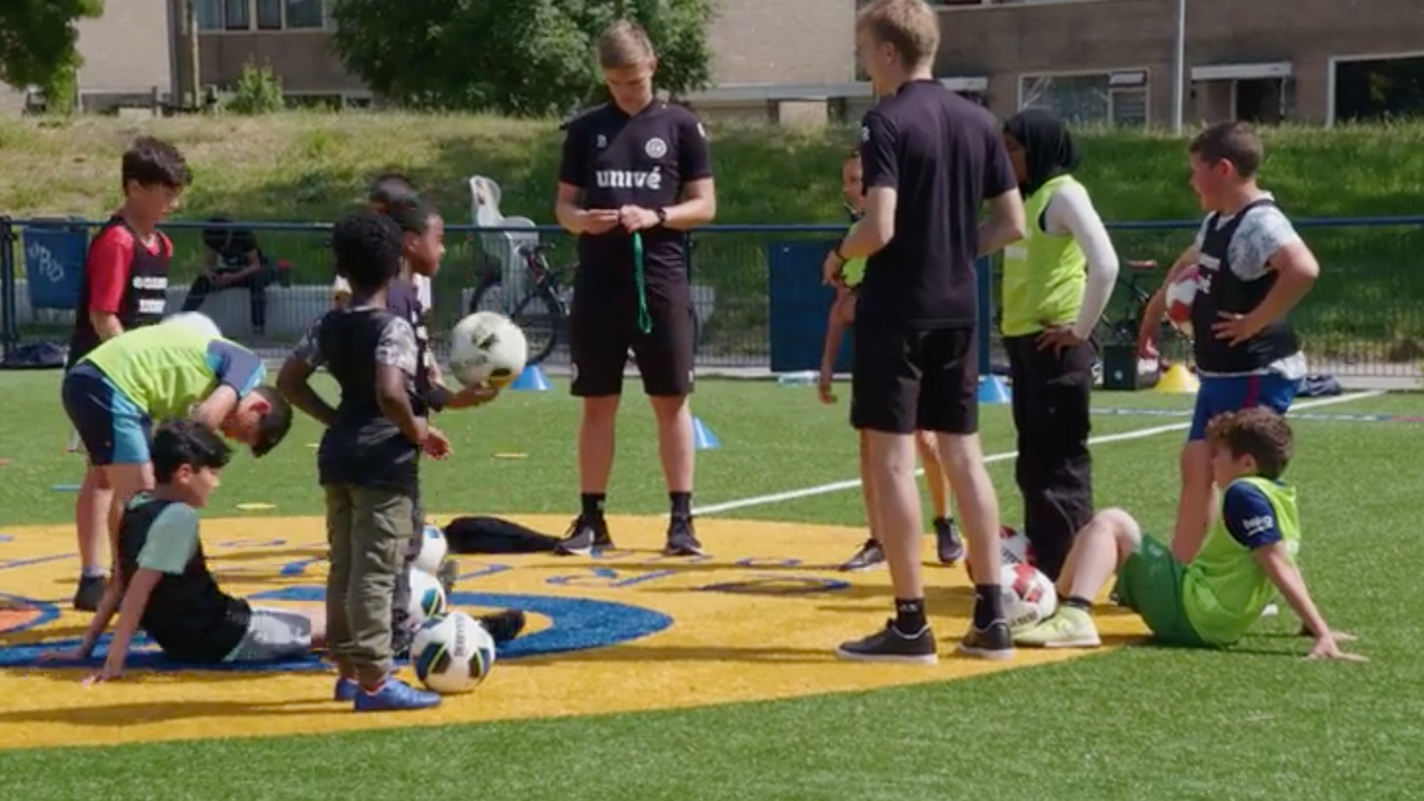 Sportdag bij ‘Cruyff Court’ Hoogezand