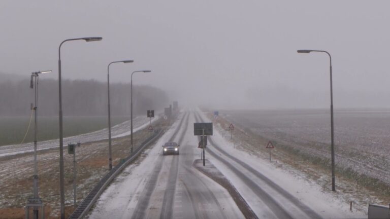 foto sneeuw midden groningen op snelweg TV