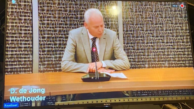 wethouder David de Jong in raadzaal 3