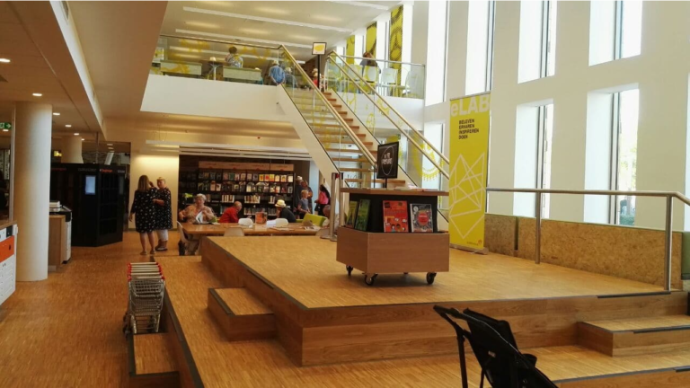 Bibliotheek Hoogezand trap naar Ilap TV