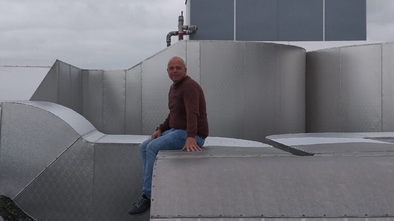 Gerrit Pama op dak Aletta Hoogezand TV