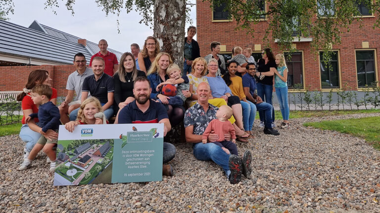 ontmoetingsbank aan bewoners Haarkes Stee