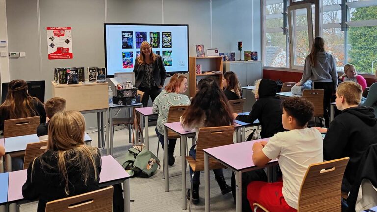 Schrijver in de klas bij Aletta