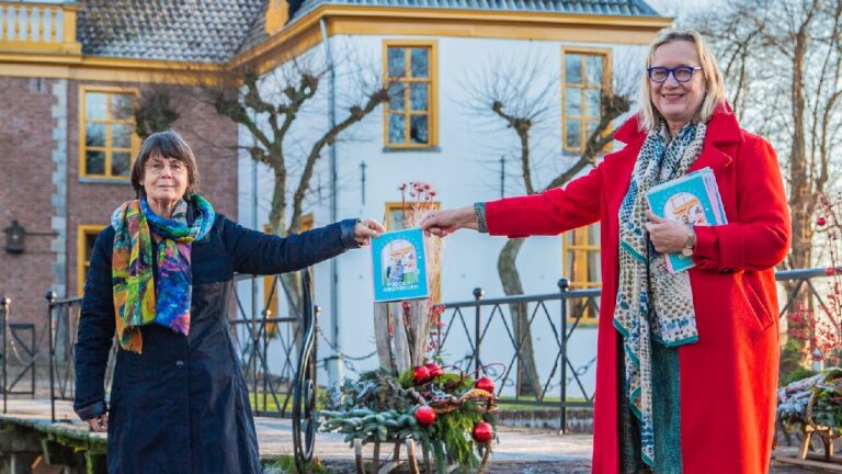 overhandiging magazine aan Jose van Schie