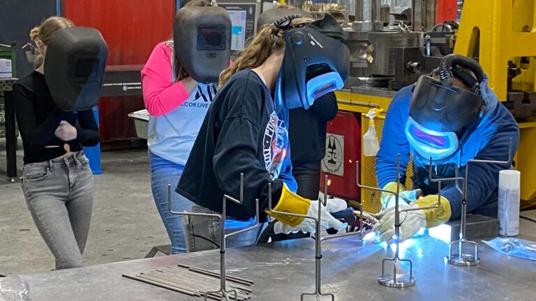 Leerlingen bij Vogel tube Bending in Veendam TV