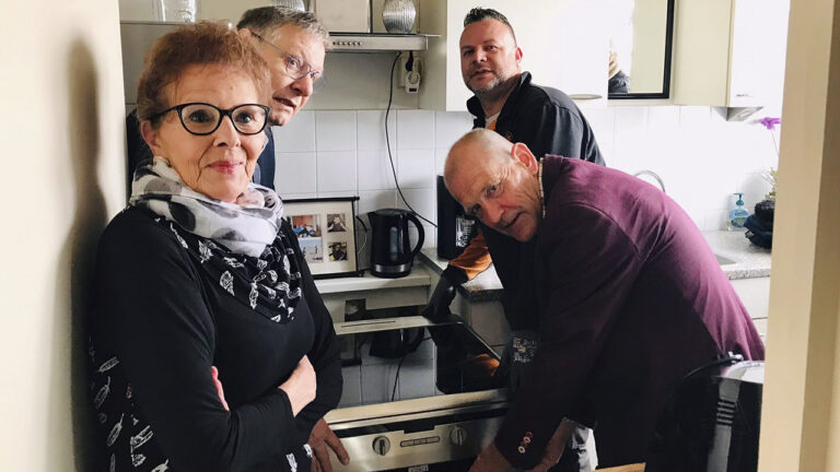 Wethouder Peter Verschuren sluit 200ste electrische kookplaat aan