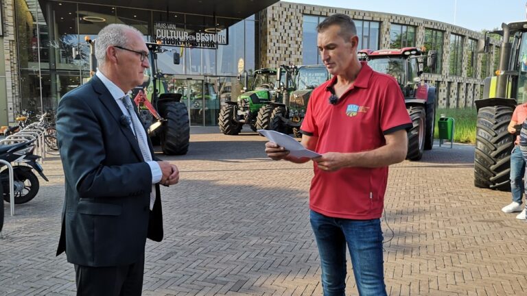 Hoogendoorn en overhandiging boeren 2 tv