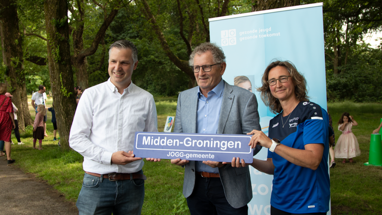 Markus ploeger krijgt bord JOGG gemeente
