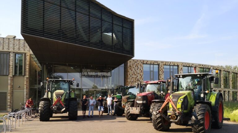 boeren op gemeentehuis hoogezand TV 1