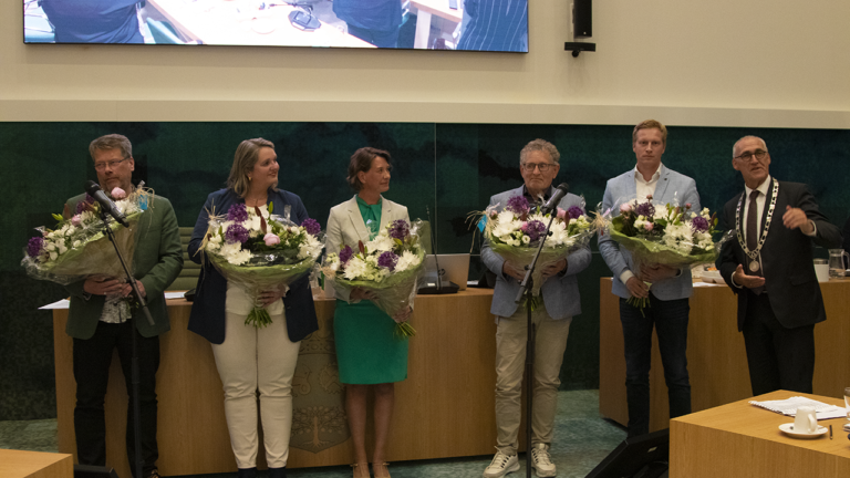 nieuwe wethouders 2022 met bloemen