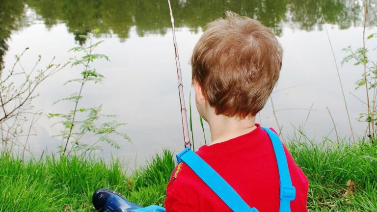 vissen met hengel jongetje TV
