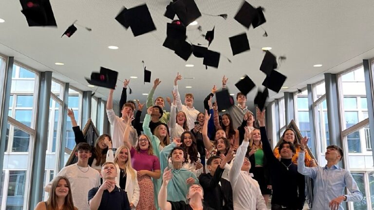 hoedjes aletta jacobs geslaagden TV 1