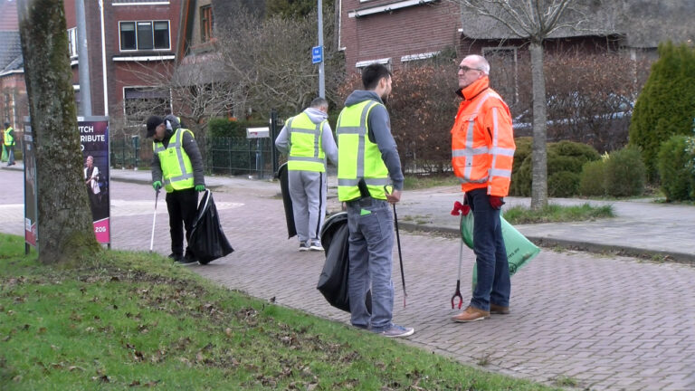 Asielzoekers zwerfafval Zuidbroek met Burgemeester
