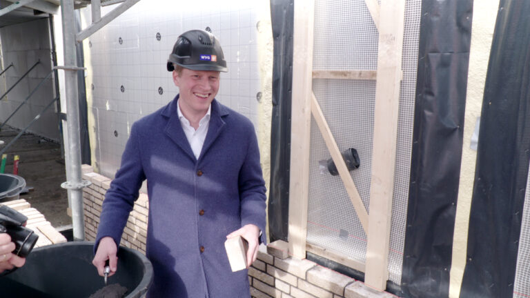 Wethouder Erik Drenth bouwplaats