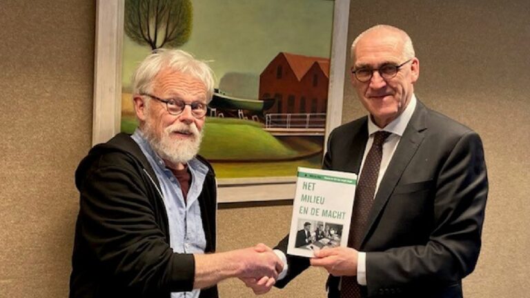 exemplaar uitreiking boek TV