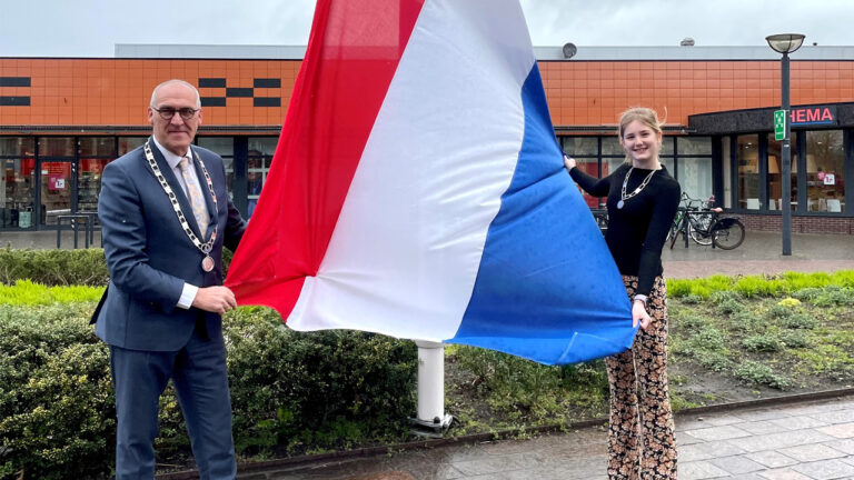 Burgemeester hijst vlag