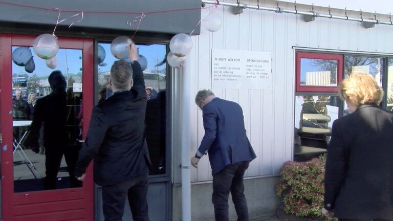 Wethouders openen Kledingbank