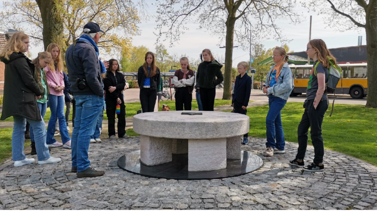 Kinderraad bij monument in Hoogezand TV