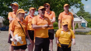 Uitzwaaimoment, Stichting de Brug