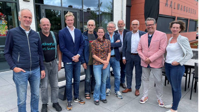 B en W MG op locatie Westerbroek TV