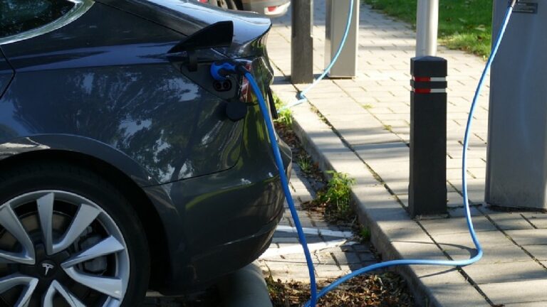 opladen electtrische auto tv