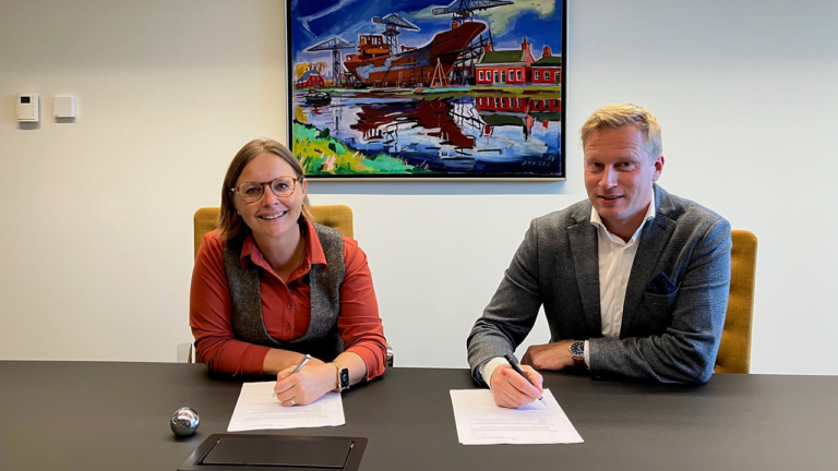 500 huishoudens verlagen energiekosten, Erik Drenth en Lara Broekhuizen tekenen