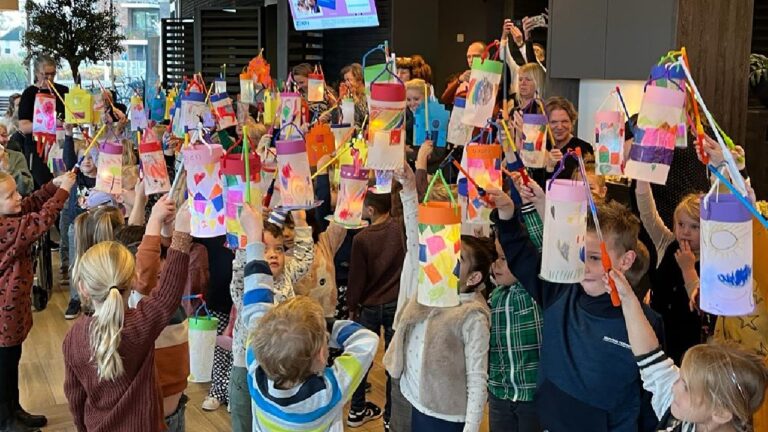 Foto bezoek Theo Thijssenschool aan de Burcht in Hoogezand TV