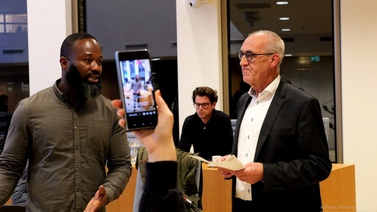 Jerry Afriyie en Burgemeester Hoogendoorn (23 november 2023) demonstratie (1280 720)