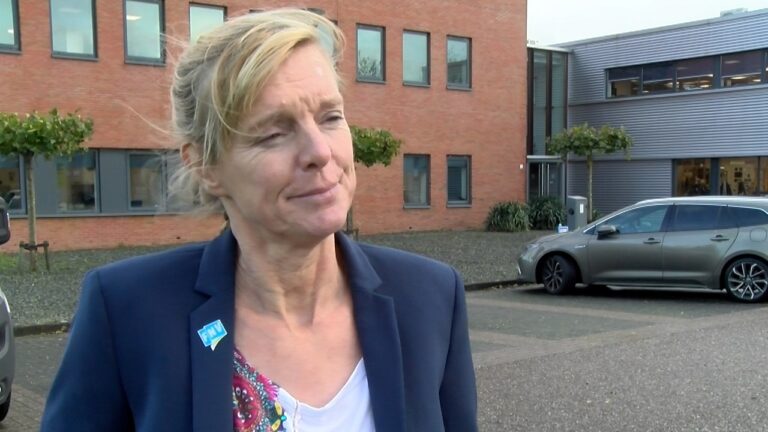 Sequence 02.00_00_40_21.Still001TV