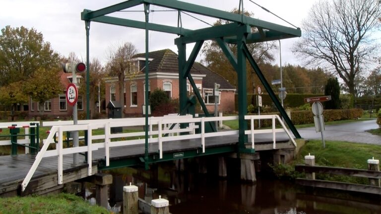 Sequence 02.00_01_40_26.Still001TV