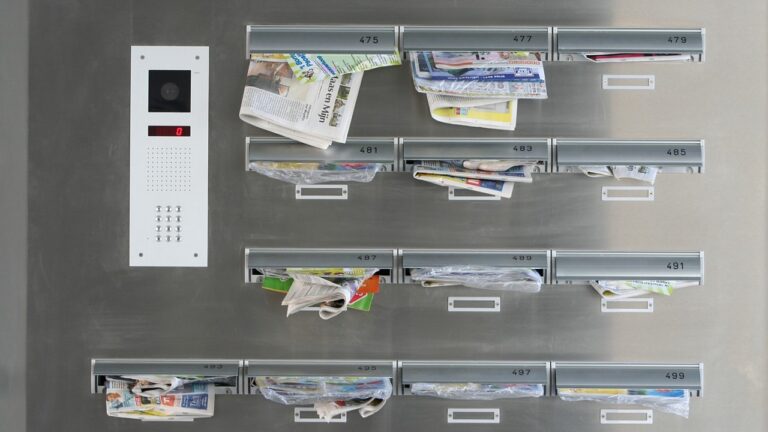 brievenbussen met folders TV