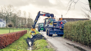 Trekker in sloot bij Hellum