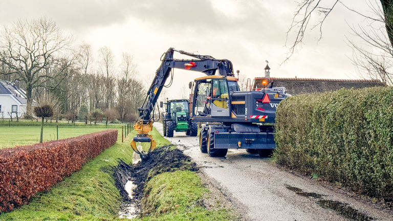 Trekker in sloot bij Hellum
