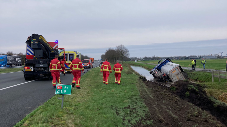 vrachtwagen in sloot A7