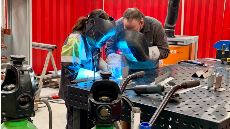 Lassen onder begeleiding van een professional bij Eekels Technology TV