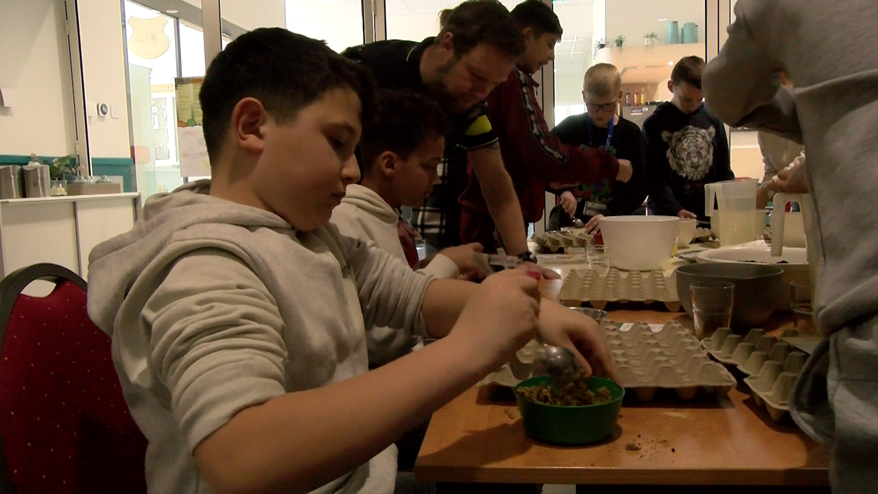 Politiekids: Flowerbommen voor schonere buurt