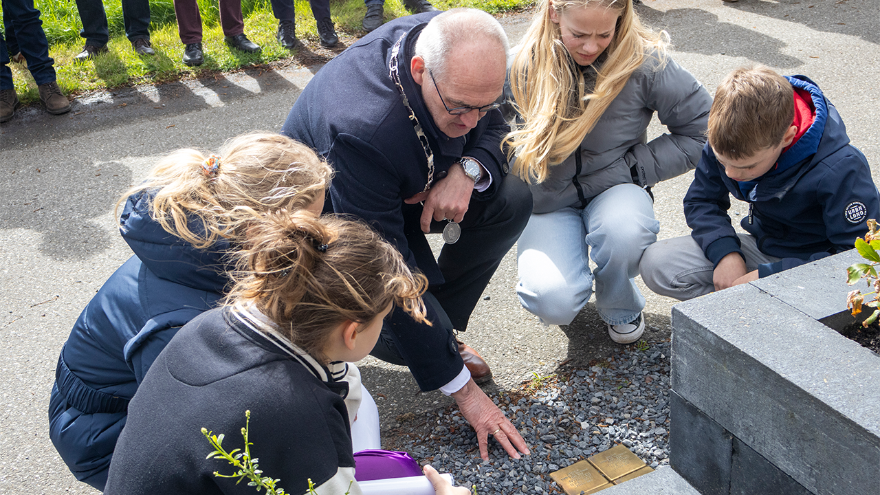 32 Struikelstenen onthuld in meerdere dorpen