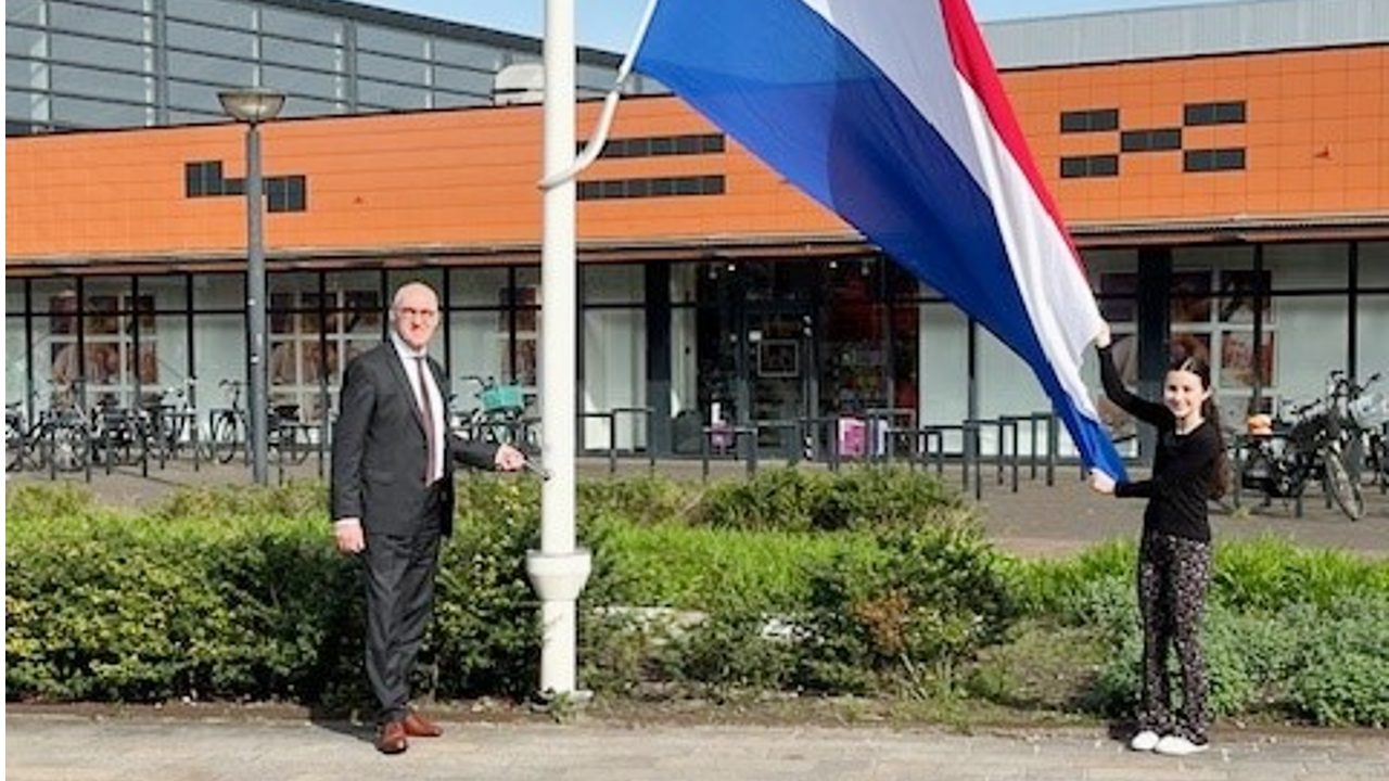 Burgemeesters Midden-Groningen vlag gehesen