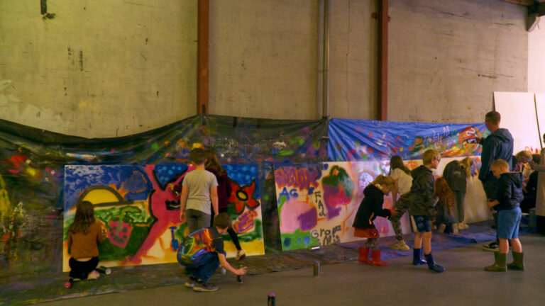 Kinderen maken graffiti in Noorderpark Hoogezand