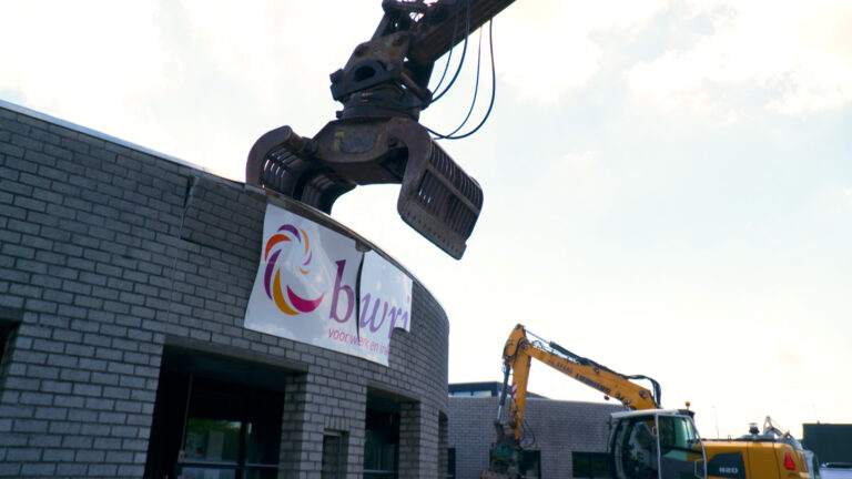 Op 17 juni 2024 is de sloop aan het BWRI-pand aan de Molenraai in Sappemeer
