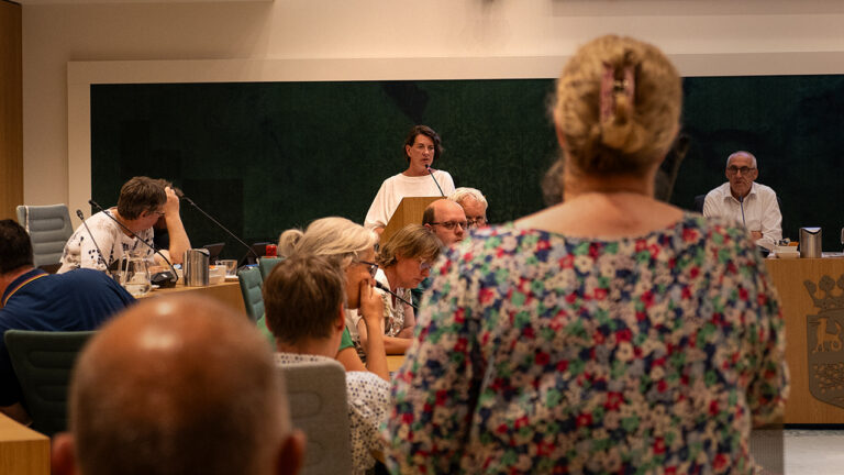 Wethouder Hoesen en Joke Lesman - Collegevoorstel Wonen Vakantieparken 1 juni 2021 - Raadsvergadering 27 juni 2024