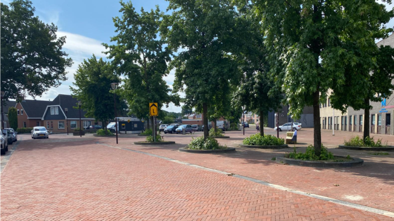 Muntendam, bij oude gemeentehuis