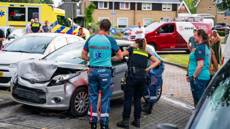 Aanrijding op de kruising van de Hoofdstraat met de Rembrandtlaan in Hoogezand