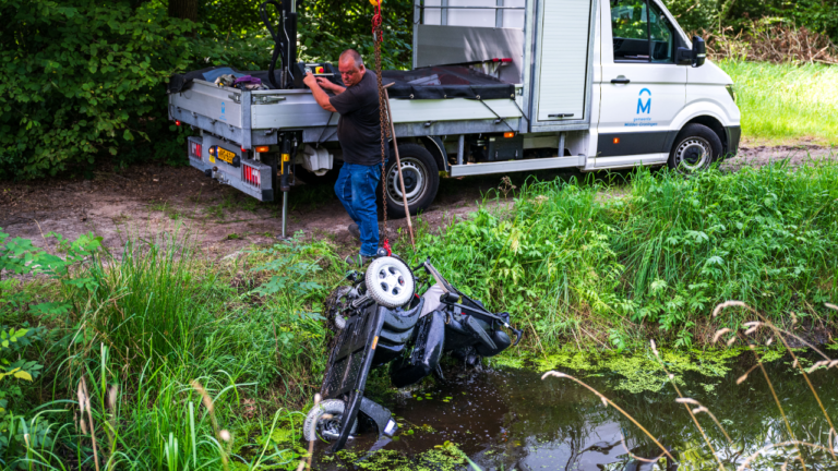 Scootmobiel in het water in Kropswolde