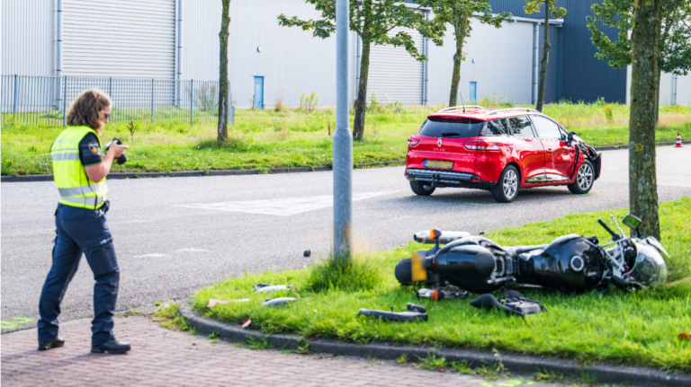 Motorrijder ernstig gewond na aanrijding in A. Einsteinlaan Kolham