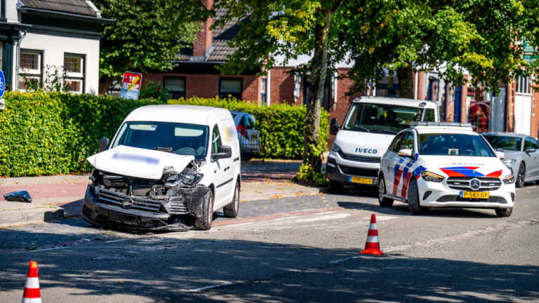 Aanrijding tussen twee bedrijfsbusjes op de Noorderstraat in Sappemeer