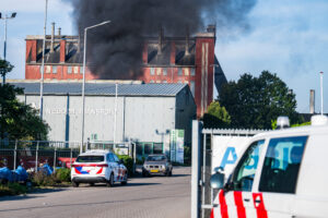 Shovel volledig door brand verwoest bij Nieboer Transport in Sappemeer