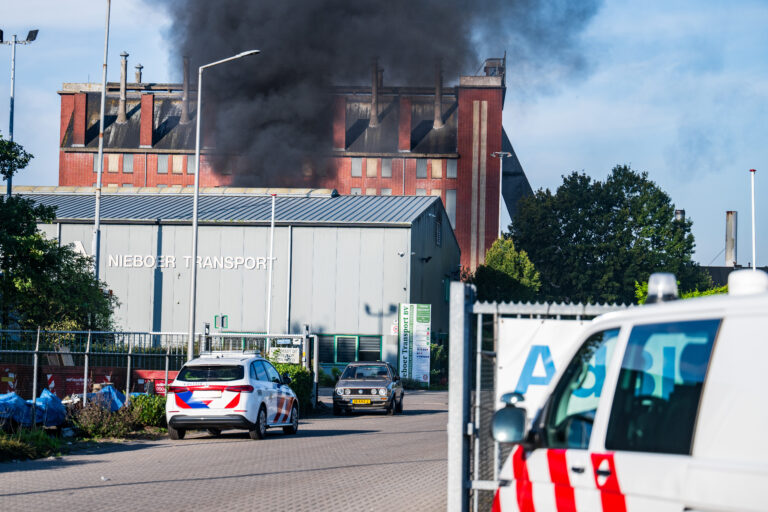 Shovel volledig door brand verwoest bij Nieboer Transport in Sappemeer