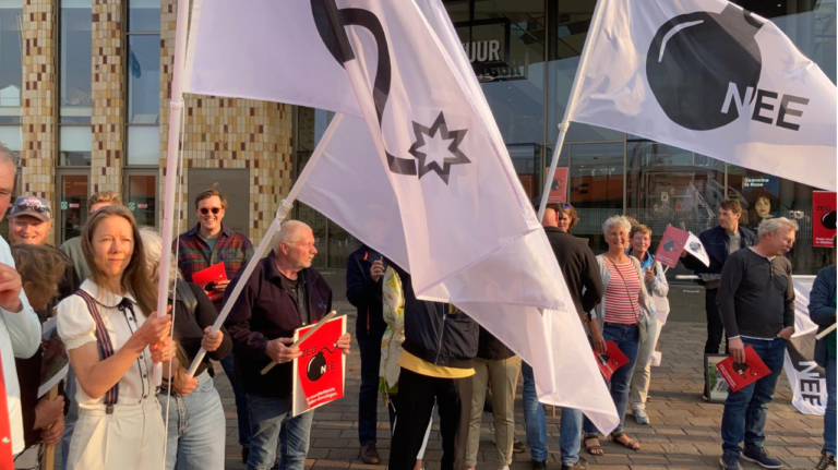 Protestactie munitiedepot Gemeentehuis HS